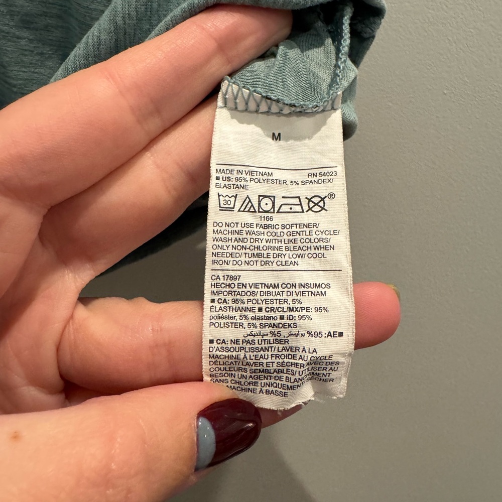 *BUNDLE* Old Navy Active Breath On Twist Front Muscle Tank - Picture 7 of 7